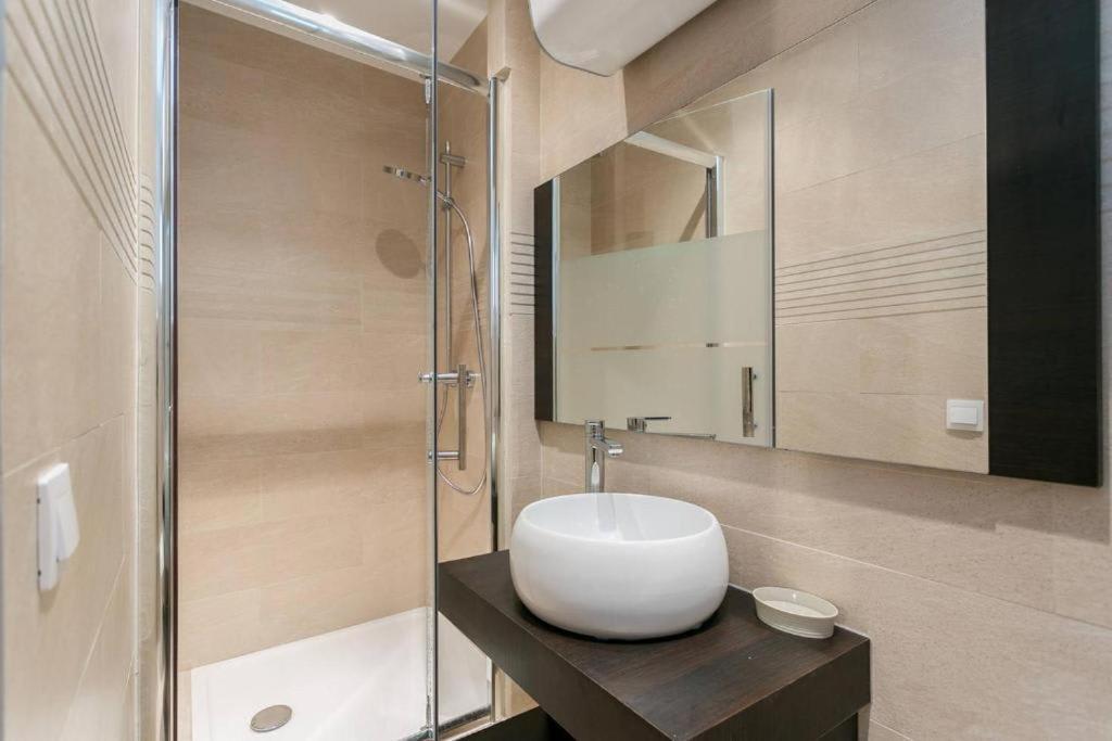 Modernized Studio - Meters From The Invalides Gardens Apartment Paris Bagian luar foto